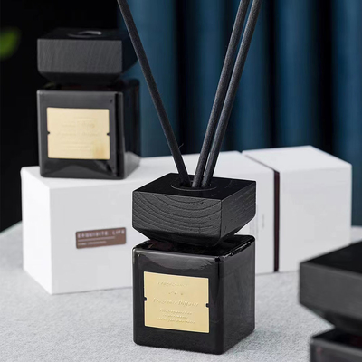 Fertigen Sie die Luft besonders an, die Hauptdekor-Duft-Öl-Stock-Schwarzglas Reed Diffuser frisch wird