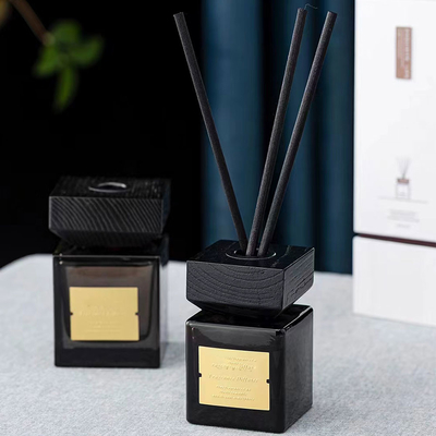 Fertigen Sie die Luft besonders an, die Hauptdekor-Duft-Öl-Stock-Schwarzglas Reed Diffuser frisch wird