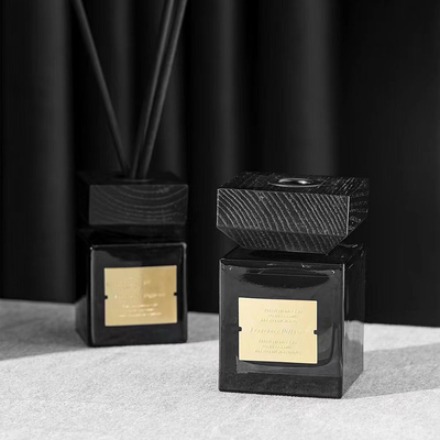 Fertigen Sie die Luft besonders an, die Hauptdekor-Duft-Öl-Stock-Schwarzglas Reed Diffuser frisch wird