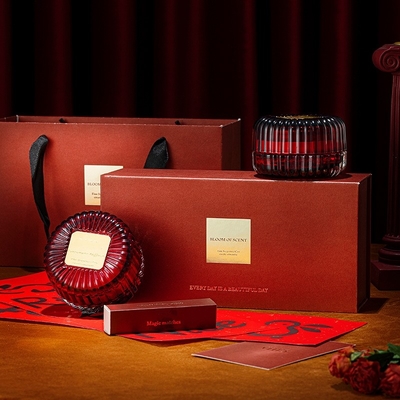 beschriftet Luxusgewohnheit 2pcs rotes Sojabohnenöl roch Kerzen mit Glasdeckel-Geschenkbox
