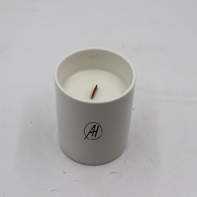 Aroma-Empfindung roch weiße keramische Kerze mit hölzernem Docht