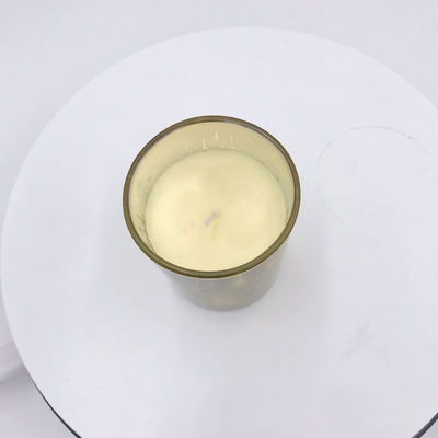 Selbst gemachte gelbe Galvanisierungsaroma-Ausgangskerze für Aromatherapie