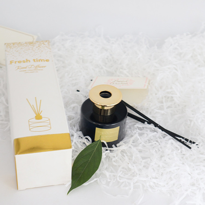 Schwarz-Flaschen-Luxusgeschenk Aroma-Reed Diffusers 100ml eingestellt mit Golddeckel