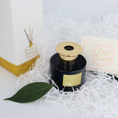 Schwarz-Flaschen-Luxusgeschenk Aroma-Reed Diffusers 100ml eingestellt mit Golddeckel