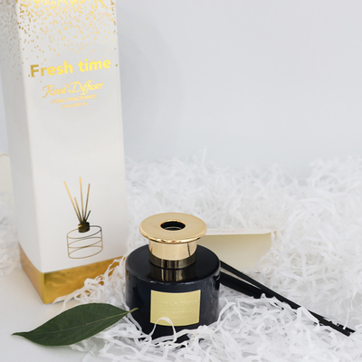 Schwarz-Flaschen-Luxusgeschenk Aroma-Reed Diffusers 100ml eingestellt mit Golddeckel